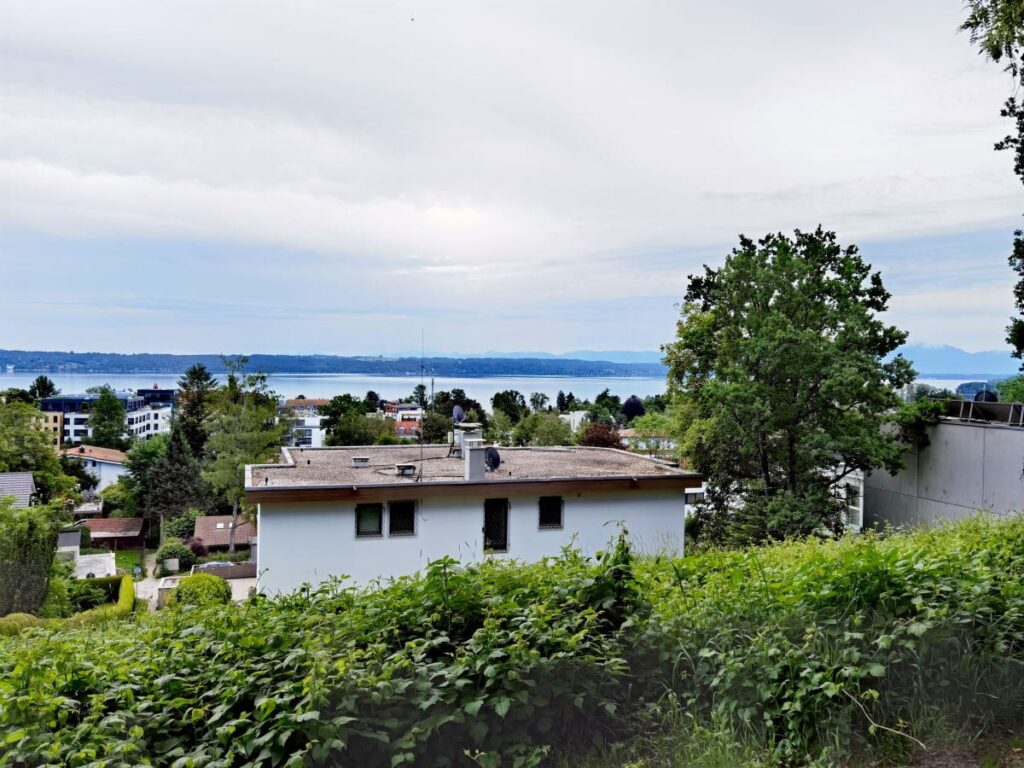 Erster Blick auf den Starnberger See auf unserer Ilkahöhe Wanderung