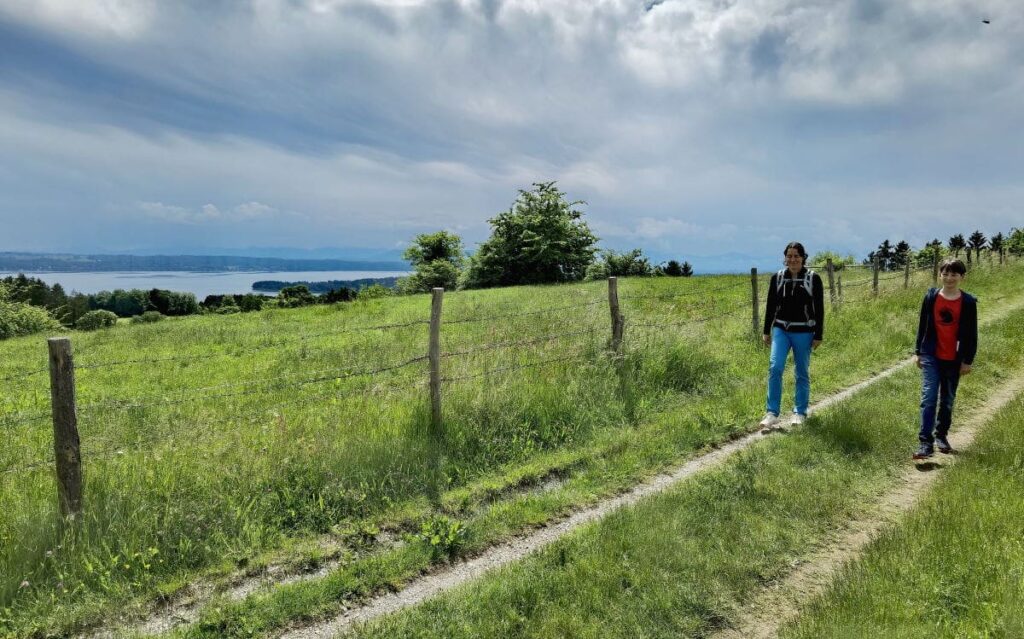 Aussichtsreich auf der Ilkahöhe wandern - mit Blick auf den Starnberger See und die Bayerischen Alpen