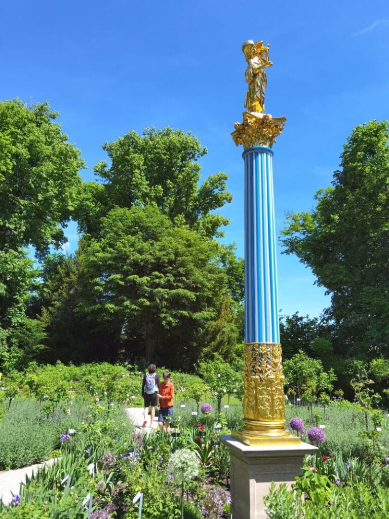 Monument auf der Roseninsel Starnberger See - die Glassäule