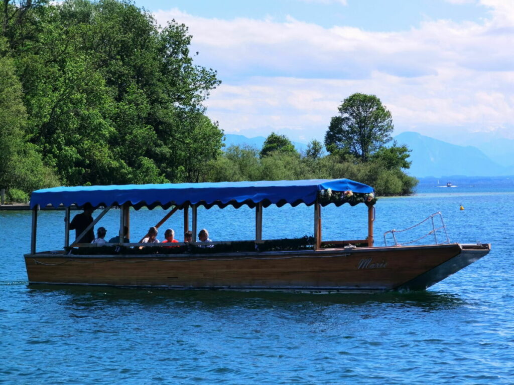 Stimmungsvoll geht es es mit den kleinen hölzernen Zillen auf die Roseninsel im Starnberger See