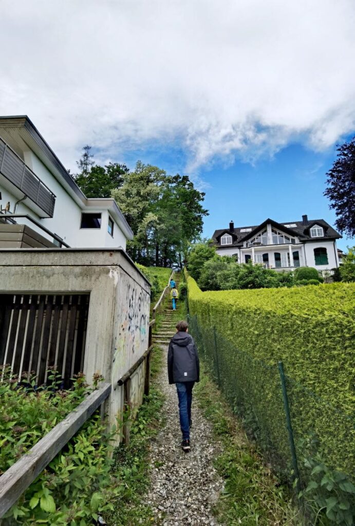 Auf die Ilkahöhe wandern: Vom Bahnhof führt der Wandersteig durch die Wohnhäuser in Tutzing