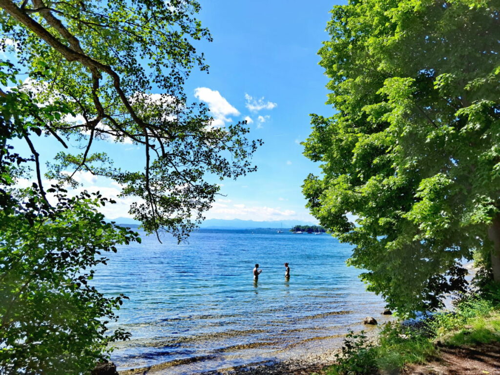 Vom Park Possenhofen hinein in den Starnberger See zum Baden