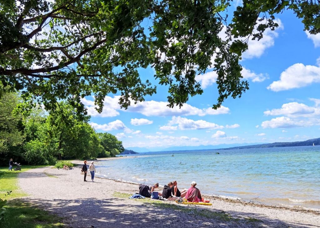 Am Starnberger See baden - rund um Percha findest du Kiesstrand und Liegewiese