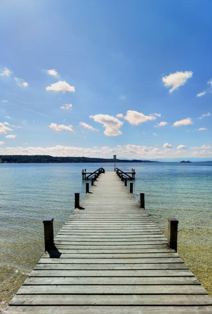 Hier kannst du super im Starnberger See baden - über die Holzstege geht es ins Wasser hinein