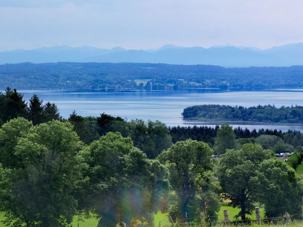 Ausblick von der Ilkahöhe Tutzing auf den Starnberger See