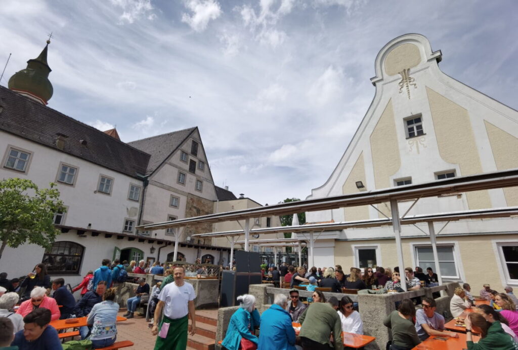 Kloster Andechs Biergarten - hier finden insgsamt mehr als 1000 Leute Platz