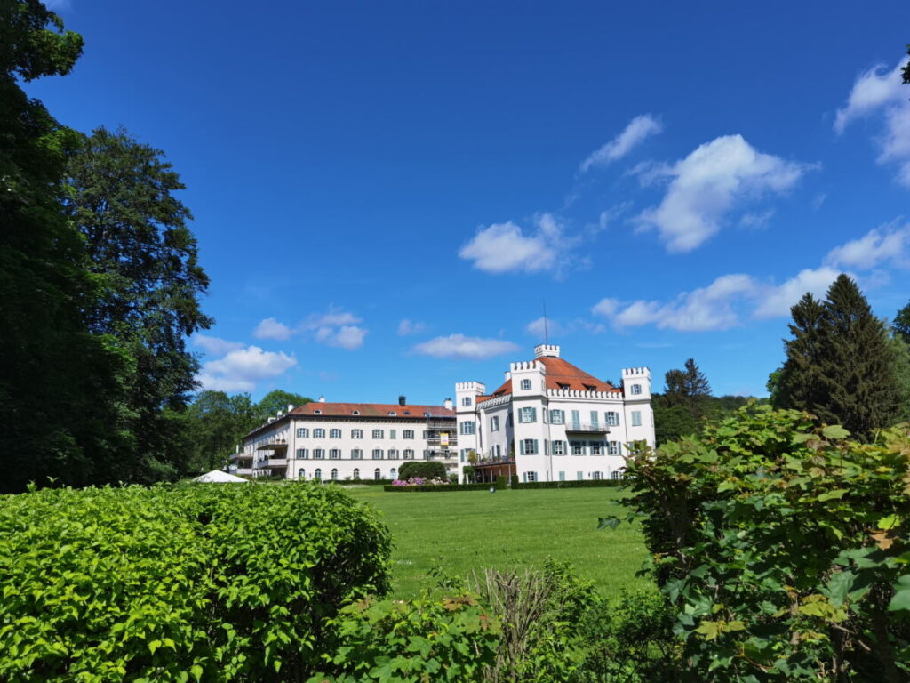 Der öffentliche Blick auf das Schloss Possenhofen